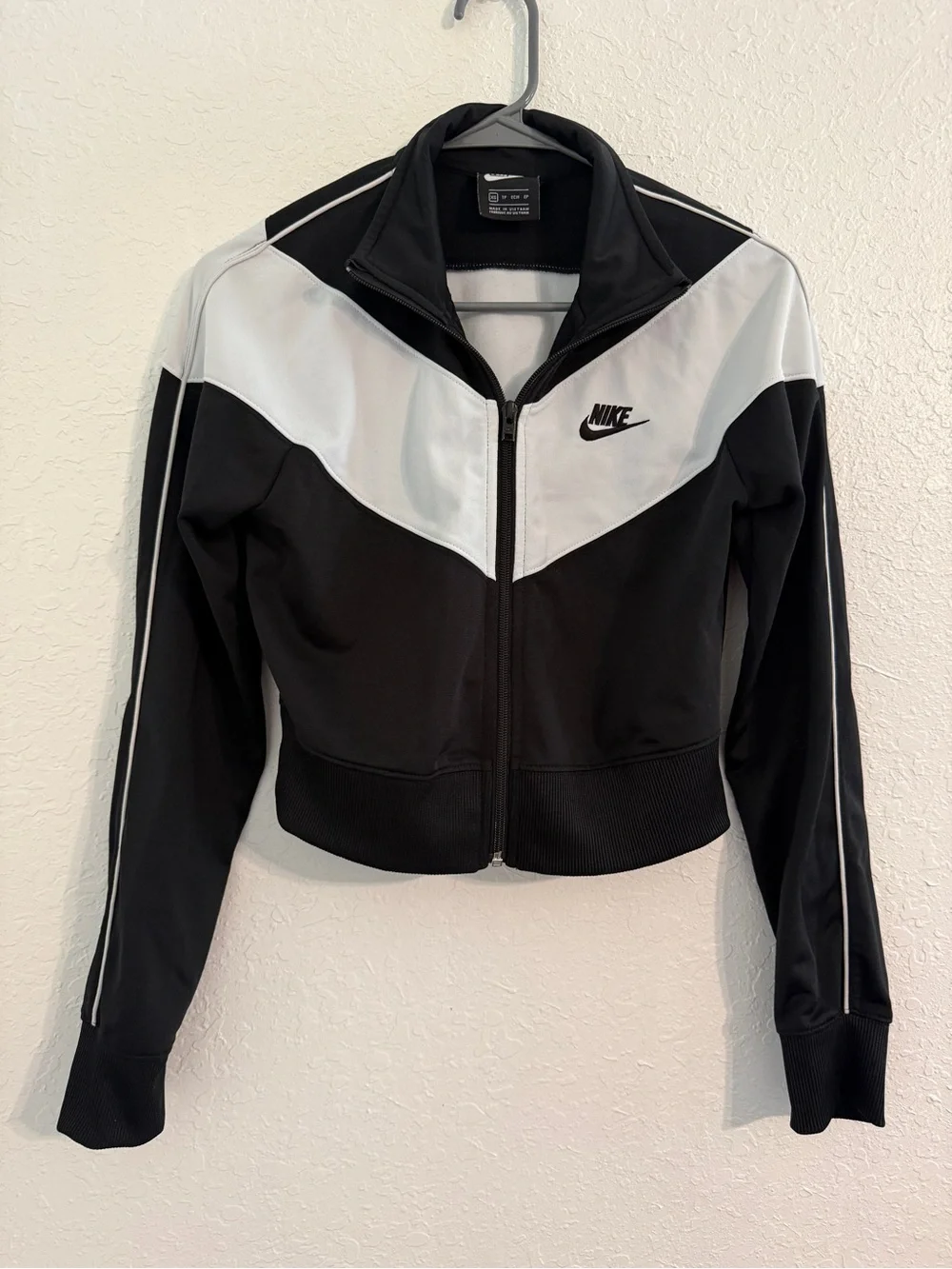 Nike Women’s Sportswear Black White Colorblock Crop Zip Up Track Jacket Size XS